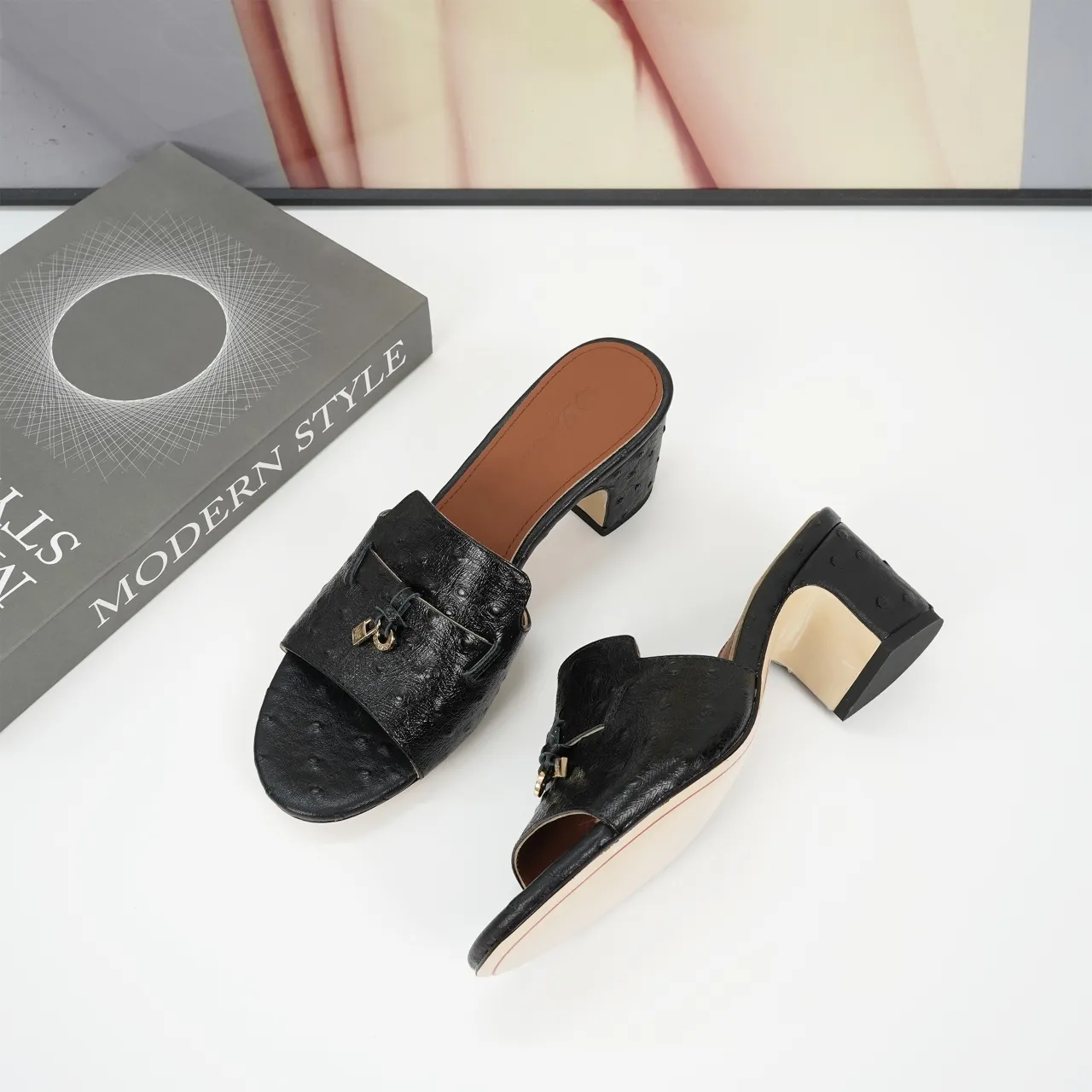 👟👟Ex-factory price 440👟👟 Genuine leather sole +30 suede sheepskin slippers with a strap decorated with Loro Piana My Charms charms and decorated with tone-on-tone stitching. Sophisticated and feminine, it pairs well with both city and resort looks. For those looking for an elegant upgrade, the summer glamor slipper is known for its slim open-back silhouette. size: 35-44 (custom-made sizes 43 and 44 are non-returnable) Upper: imported suede sheep leather (sheep), cowhide ostrich pattern, cowhide snake pattern Lining: imported high-grade mixed sheep silk Heel height: 5.5CM